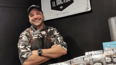 Facundo Milanessi, está al frente de El Bocado, su emprendimiento de garrapiñadas gourmet en Villa La Angostura. Foto gentileza, 