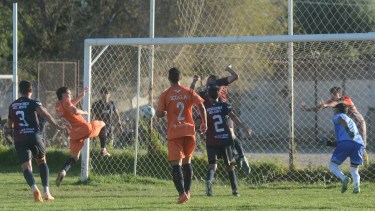 Benjamín Morales empujó la pelota y desató el festejo para Deportivo Roca. (Foto: Andrés Maripe)