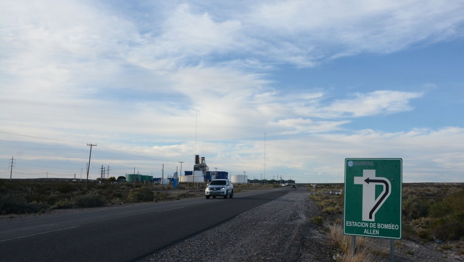 Ruta 6 a la altura de la Termo Roca, donde empezaría la Ruta Petrolera o "de las arenas".