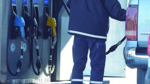 Noviembre 2025 llega con aumentos: cuánto suben la luz, el gas, las prepagas y los combustibles