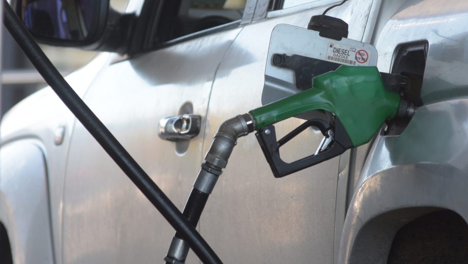 El informe compara los precios promedio en surtidor por provincia y subtipo de combustible, y confirma una fuerte dispersión territorial en los valores del gasoil y las naftas. Foto archivo.