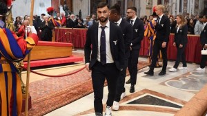 Paredes, Dybala, Soulé y Castellanos estuvieron en el Vaticano y despidieron al Papa Francisco