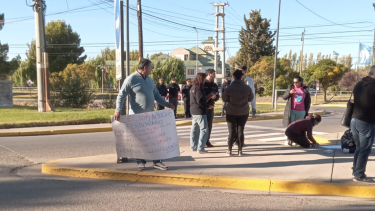 Protesta en la rotonda de acceso la aeropuerto de Neuquén. Foto: gentileza.