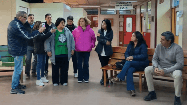 El ministro Demetrio Thalasselis sentado junto a la intendenta de Sierra Grande, frente a trabajadores del hospital que reclaman mejores condiciones edilicias. Gentileza