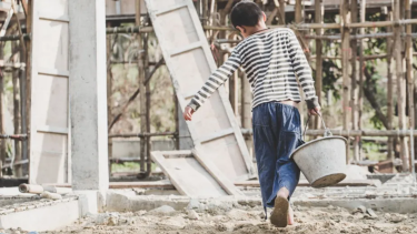 Fueron rescatados del trabajo infantil en Neuquén y volverán a la escuela: el caso de una adolescente que limpiaba vidrios en la calle