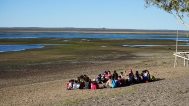 Vuela el Pez: la escuela donde aprender es habitar la infancia y los saberes se mojan con la marea