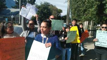 Padres y madres de la comunidad educativa de la escuela 268 de El Bolsón lograron su cometido y reubicarán al docente cuestionado por una antigua denuncia. Gentileza