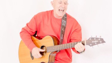 Tino Luisi, el DT de Roca que lo dejó todo por la música: su historia y sus canciones
