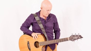 Nacido y criado en Roca, Tino fue futbolista en clubes de la región, luego fundó la reconocida escuela de fútbol Potenza. Hoy, su vida gira alrededor de la música.