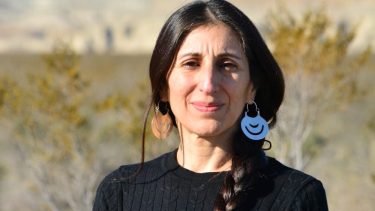 Viviana Ayilef es Magister, Licenciada y Profesora en Letras en la Universidad Nacional de la Patagonia.