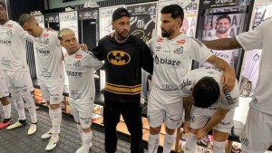 Insólito: Neymar apareció en el vestuario de Santos vestido de Batman