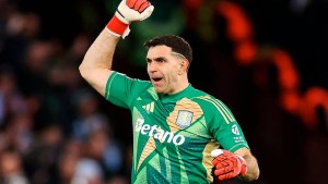 Un histórico jugador de Francia destrozó al Dibu Martínez: “Necesita un psiquiatra”