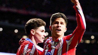 Julián Álvarez y Giuliano Simeone, protagonistas en el triunfo del Atlético de Madrid.