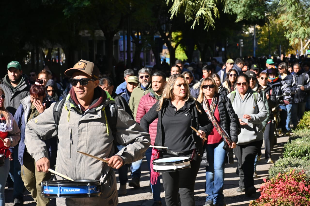 Municipales realizan un corte en el bajo de Neuquén. Foto: Florencia Salto. 