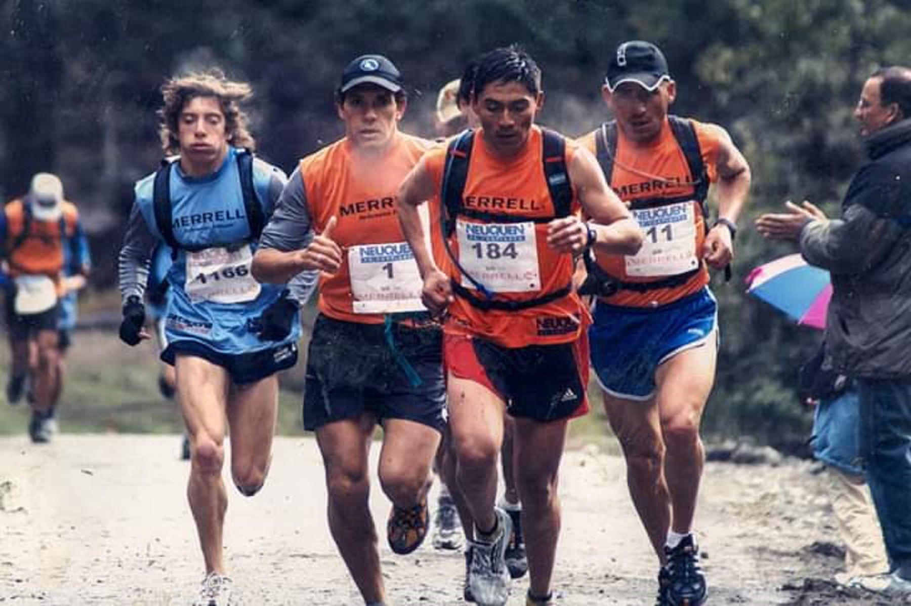 De pechera celeste, Víctor exhala para no perder ritmo. Hoy valora el apoyo de los que lo sostuvieron en su duelo. Foto: Gentileza. 