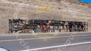 Volcó un camionero de Brasil sobre la Ruta 242, cerca de Las Lajas: transportaba salmones desde Chile