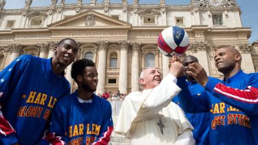Francisco con los Globetrotters en la Plaza San Pedro. 