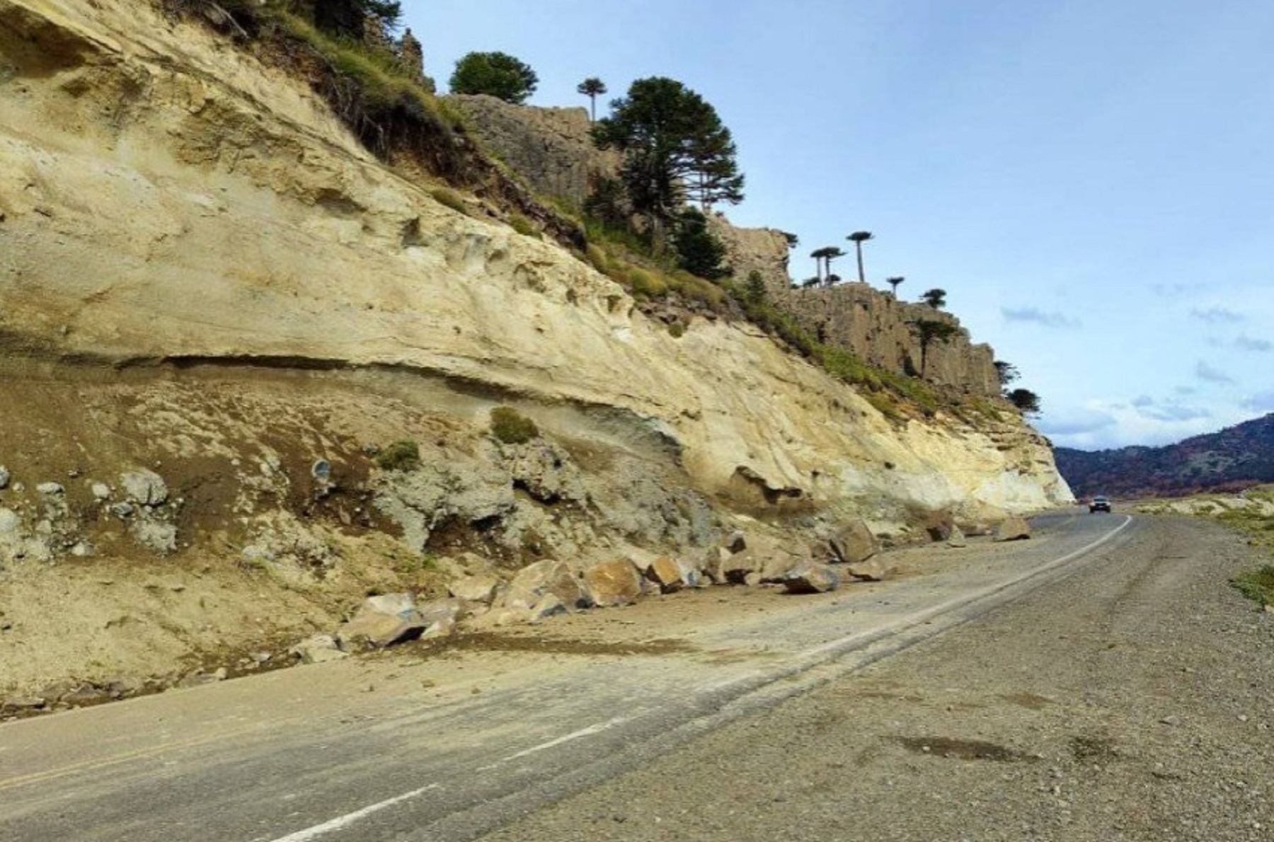 Derrumbe en la ruta a Chile por Pino Hachado: sacaron las piedras de la ...