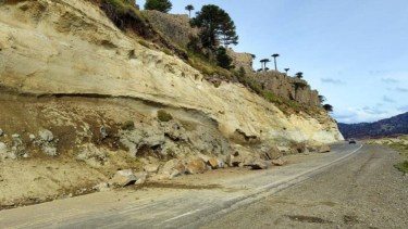 Derrumbe camino a Pino Hachado. Foto: gentileza municipio de Las Lajas. 