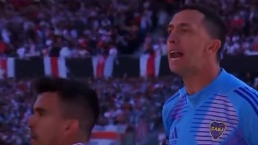 Agustín Marchesín cruzó a Miguel Borja en el segundo tanto de River.