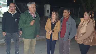 José Mellado, el intendente de Jacobacci, improvisó discurso anoche con los candidatos de su lista. Gentileza