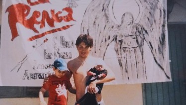 El recuerdo de Carlos, de Roca, con su primera hija Azul. "Ella me salvó más de lo que se imagina", reconoció. Foto: Gentileza.