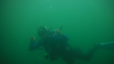 Bautista trabaja bajo el agua y a ciegas. Foto: Gentileza. 