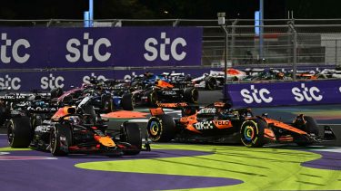 Piastri aprovechó los cinco segundos de penalización a Verstappen y ganó en Arabia Saudita. (Foto: AFP)