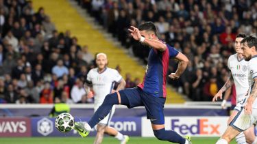 Ferrán Torres igualó para Barcelona tras recibir de Raphinha. (Photo by Josep LAGO / AFP)