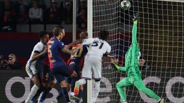 Denzel Dumfries  volvió a ganar de cabeza y marcó el 3-2 de Inter sobre Barcelona. (Photo by LLUIS GENE / AFP)