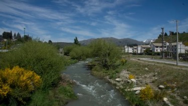 El arroyo Ñireco es clave en el suministro de agua en un vasto sector de la ciudad. 