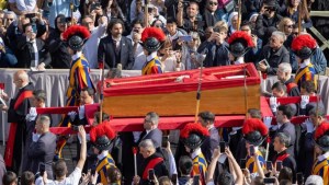 Despedida del papa Francisco: más de 20 mil visitas el miércoles, en el primer día del velatorio