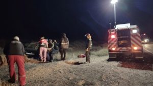 Grave vuelco en la Ruta 237, cerca de Villa El Chocón: hospitalizaron a tres personas que venían de Chile