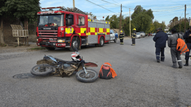 Choque entre un auto y una moto. Foto: Gentileza Centenario Digital. 