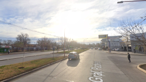 Choque entre una moto y una camioneta frente a la terminal de Cipolletti: hubo desvíos al tránsito