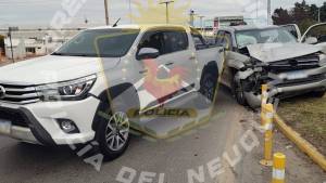 Choque de camionetas antes del puente Neuquén-Cipolletti: apuntan a la maniobra de un ciclista