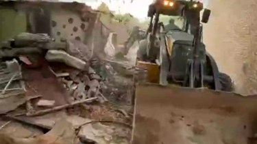 Video | Demolieron un aguantadero en Cipolletti: «Era un asco y un peligro para los vecinos», dijo Buteler