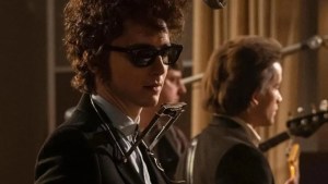 Timothée Chalamet es Bob Dylan en esta biopic que está disponible en streaming y fue nominada a 8 Oscars