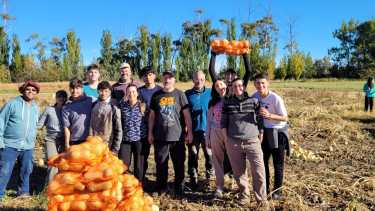 Estudiantes de Cinco Saltos de la Universidad del Comahue. Foto: Liliam Acha, prensa Facultad de Ciencias Agrarías. 