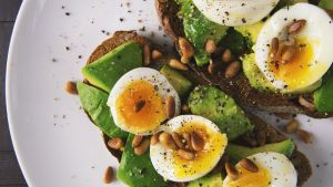 Tres ideas de desayunos saludables, nutritivos y rápidos para empezar bien el día sin caer en lo de siempre