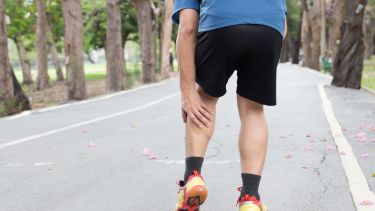 Ejercicios suaves para fortalecer piernas y prevenir caídas después de los 50