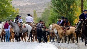 Una fiesta popular de Neuquén terminó mal: le dispararon por amenazar a la policía con un cuchillo