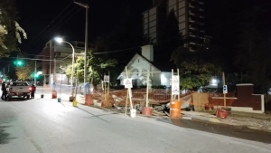 Problemas en el suministro de agua en el centro de Neuquén: una empresa rompió un caño sin autorización