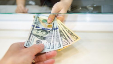 Salida del cepo, pero con límites: el Banco Central fijó un tope para comprar dólares en efectivo