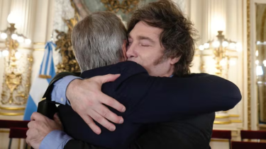 La foto que compartió el presidente junto a Luis Caputo cuando se anunció la salida del cepo. 