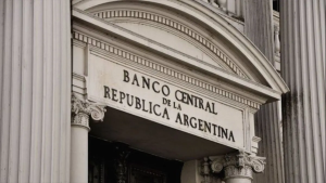 Avanza la salida del cepo cambiario: el Banco Central anunció que flexibiliza el acceso al dólar a inversores no residentes