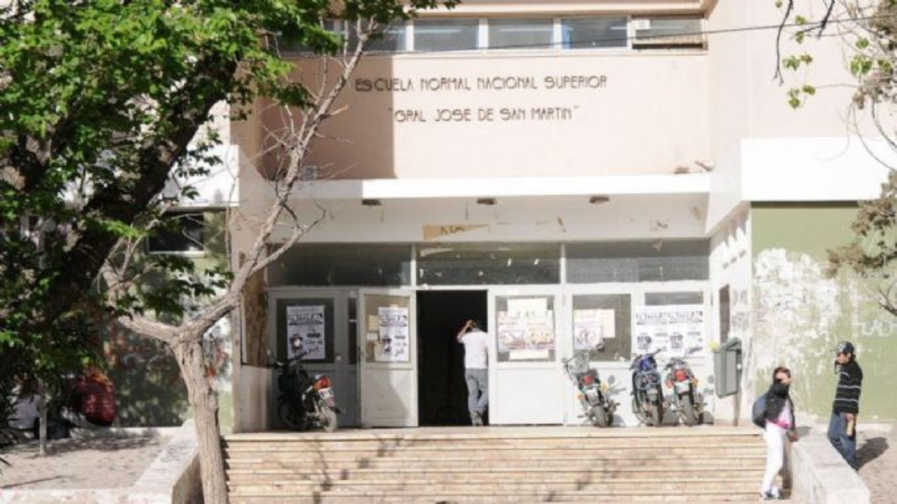 IFD 12: una mamá y su hija golpearon hasta deformarle el rostro a una de las autoridades de la escuela - Image 2
