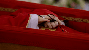 Despedida del papa Francisco: el martes terminó con dos bajas de cardenales para el cónclave