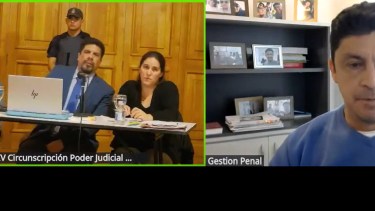 El camionero brasileño (a la izquierda) imputado por el homicidio culposo, junto a sus defensores y el perito de la defensa (a la derecha)