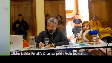 La querellante Yamila Legarreta, madre de Martina Linares, de 6 años, que murió por la colisión causada por el camionero imputado, junto al abogado Guillermo Hensel. (imagen de video) 